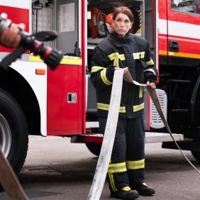 Pompiers en intervention déroulant le dévidoir