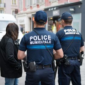 Des policiers municipaux en intervention dans un centre ville