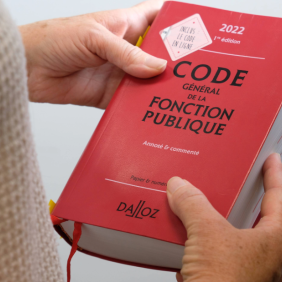 Femme tenant le CGFP entre ses mains