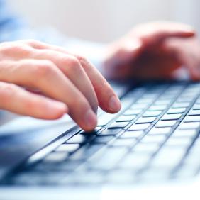 Image d'illustration d'un homme tapant sur un clavier d'ordinateur