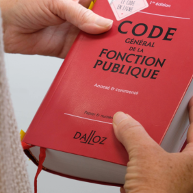 Agent tenant le CGFP entre ses mains