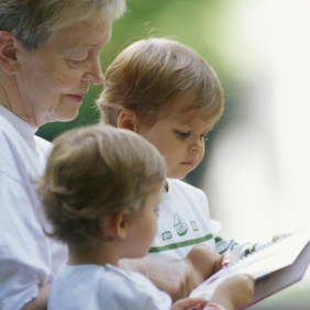 Image d'illustration d'une grand-mère accompagnée de ses petits enfants