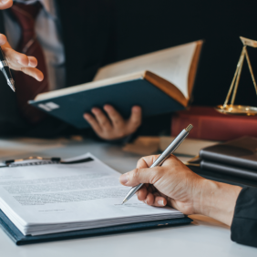 Juristes travaillant autour de documents et de livres