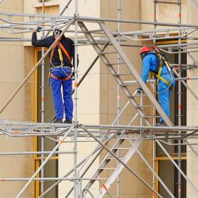 Echafaudage sur lequel se tiennent 2 ouvriers