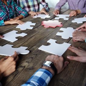personnes qui assemblent un puzzle