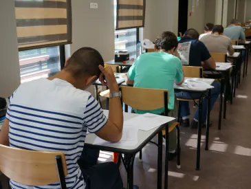 Photo représentant des candidats passant un concours sur table