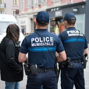 Des policiers municipaux en intervention dans un centre ville