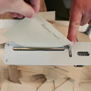 Photo d'une personne qui met son bulletin dans l'urne