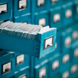 Photographie d'un casier d'archives ouvert