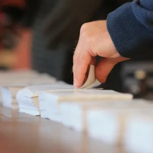 Citoyen piochant un bulletin