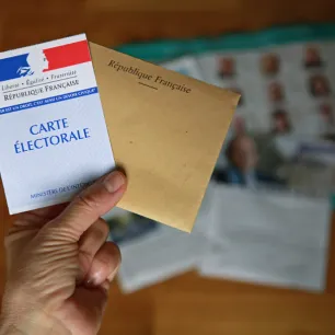 Citoyen muni de sa carte électorale et de son bulletin de vote