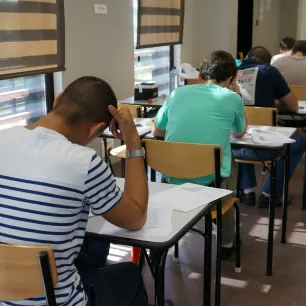 Photo représentant des candidats passant un concours sur table