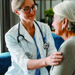 Médecin rassurant une patiente