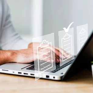 Photo d'illustration représentant un ordinateur avec des dossiers