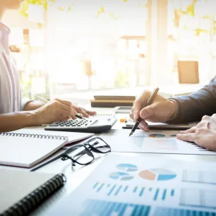 Deux personnes travaillant sur des documents de comptabilité