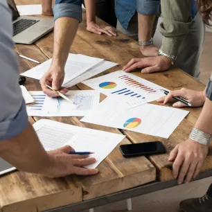 Personnes travaillant autour de documents statistiques