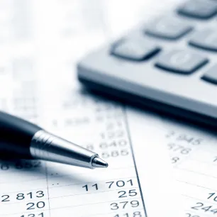 Une calculatrice et une feuille avec des calculs