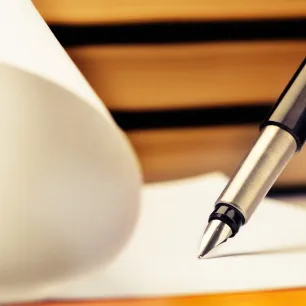 Photo représentant un stylo plume signant un document