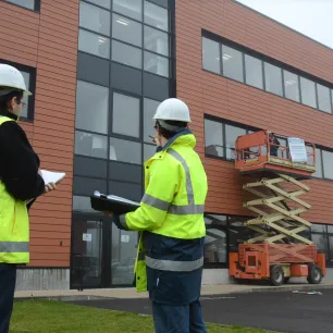 Inspecteurs travaillant devant un bâtiment