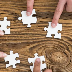 Pièces de puzzle se rapprochant les unes des autres