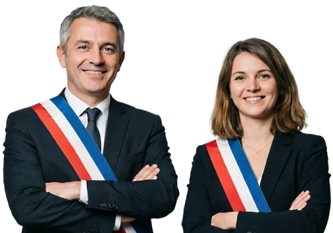 Deux élus se tiennent côte à côte et regardent l'objectif, souriants, bras croisés. Ils portent l'écharpe tricolore.