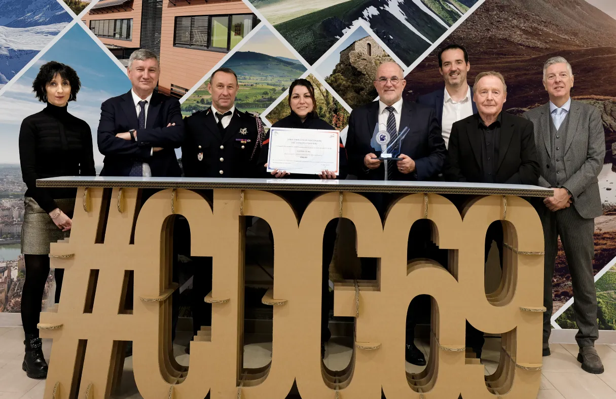 Photographie prise lors de la remise du label "Employeur partenaire des sapeurs-pompiers" du SDIS de l'Ain au cdg69