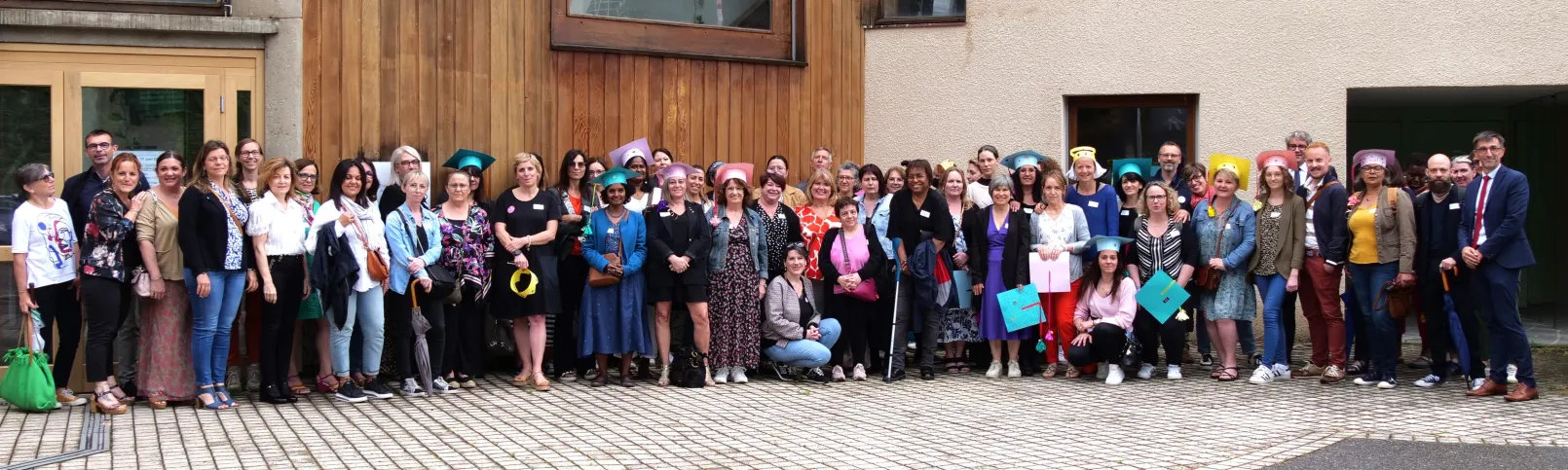 Photo de groupe réalisée lors des 10 ans du DIRAL devant le CNFPT